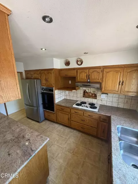 Kitchen - 634 Foxglove Pl, Oxnard, CA 93036 photo 2 of 4