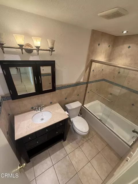 Bath - 634 Foxglove Pl, Oxnard, CA 93036 photo 1 of 2