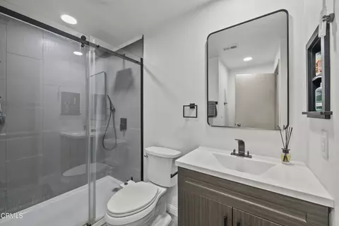 Bath - 2003 Blackberry Cir, Oxnard, CA 93036 photo 1 of 3