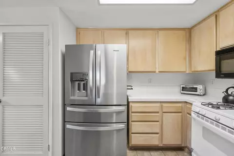 Kitchen - 2003 Blackberry Cir, Oxnard, CA 93036 photo 5 of 5