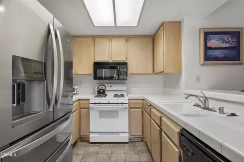 Kitchen - 2003 Blackberry Cir, Oxnard, CA 93036 photo 2 of 5