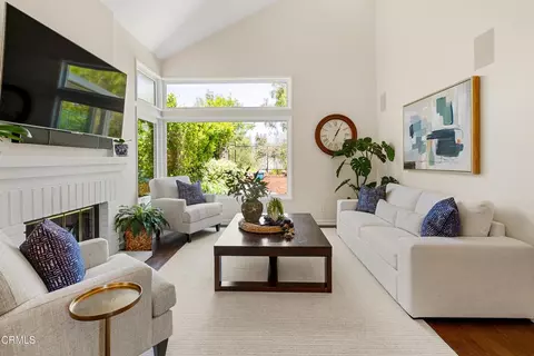 Living - 705 Warrendale St, Simi Valley, CA 93065 photo 2 of 3