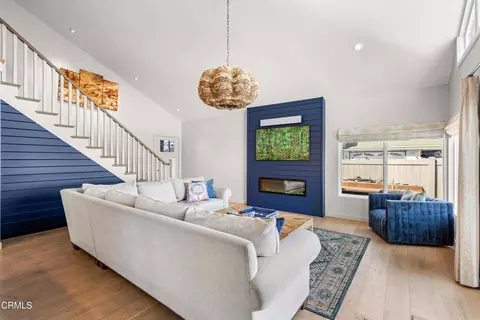 Living - 2230 Jamestown Ln, Oxnard, CA 93035 photo 3 of 4