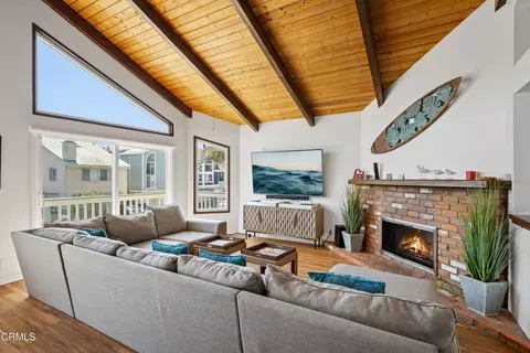 Living - 333 Melrose Dr, Oxnard, CA 93035 photo 3 of 10