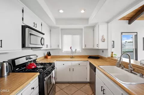 Kitchen - 333 Melrose Dr, Oxnard, CA 93035 photo 3 of 6