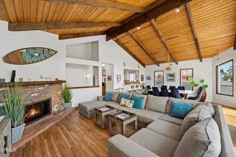 Living - 333 Melrose Dr, Oxnard, CA 93035 photo 1 of 10