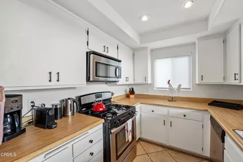 Kitchen - 333 Melrose Dr, Oxnard, CA 93035 photo 4 of 6