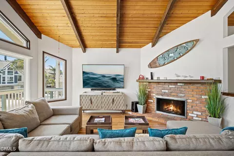 Living - 333 Melrose Dr, Oxnard, CA 93035 photo 4 of 10