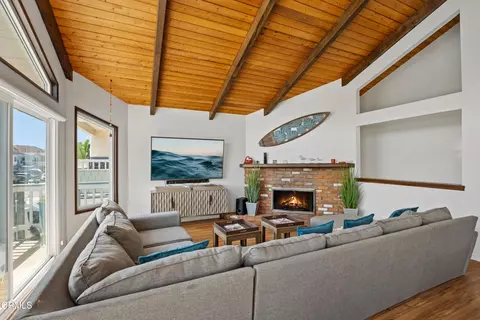 Living - 333 Melrose Dr, Oxnard, CA 93035 photo 5 of 10