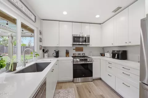 Kitchen - 2791 Waverly Ave, Camarillo, CA 93010 photo 2 of 5
