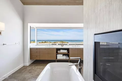 Bath - 3281 Ocean Dr, Oxnard, CA 93035 photo 3 of 8