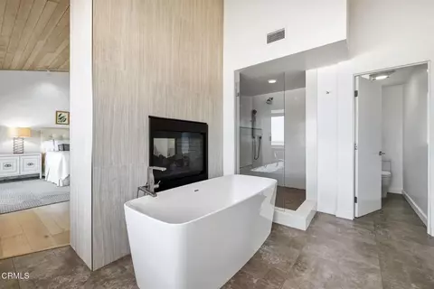 Bath - 3281 Ocean Dr, Oxnard, CA 93035 photo 4 of 8