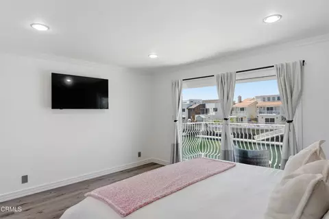 Bedroom - 2355 Peninsula Rd, Oxnard, CA 93035 photo 2 of 3