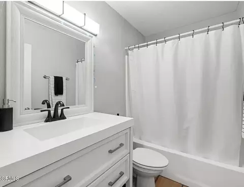 Bath - 5204 Columbus Pl, Oxnard, CA 93033 photo 1 of 3