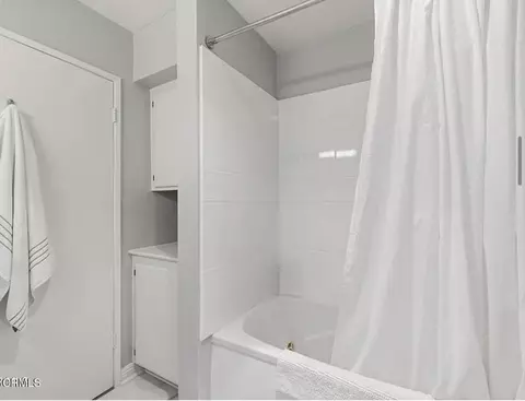 Bath - 5204 Columbus Pl, Oxnard, CA 93033 photo 3 of 3