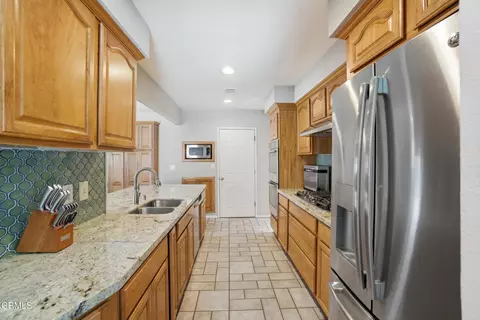 Kitchen - 39 La Suen Dr, Camarillo, CA 93010 photo 2 of 4
