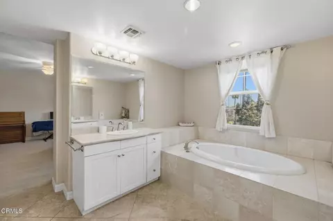 Bath - 1531 Windshore Way, Oxnard, CA 93035 photo 2 of 3