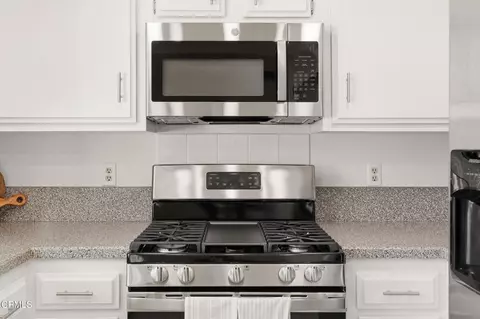 Kitchen - 6091 Irena Ave, Camarillo, CA 93012 photo 3 of 5