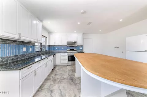 Kitchen - 23005 Hilse Ln, Newhall, CA 91321 photo 2 of 4