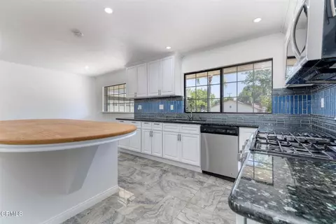 Kitchen - 23005 Hilse Ln, Newhall, CA 91321 photo 3 of 4