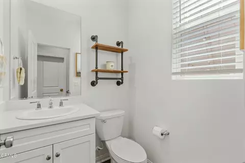 Bath - 2072 Harvest Loop, Santa Paula, CA 93060 photo 1 of 3