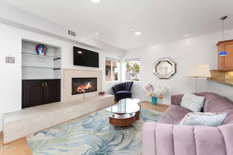 Living - 5442 Driftwood St, Oxnard, CA 93035 photo 2 of 4