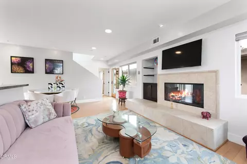 Living - 5442 Driftwood St, Oxnard, CA 93035 photo 3 of 4