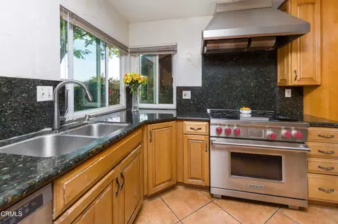 Kitchen - 1374 Saddleback Trl, Camarillo, CA 93012 photo 3 of 4