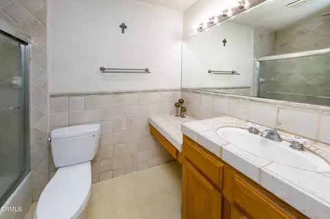 Bath - 1374 Saddleback Trl, Camarillo, CA 93012 photo 3 of 3