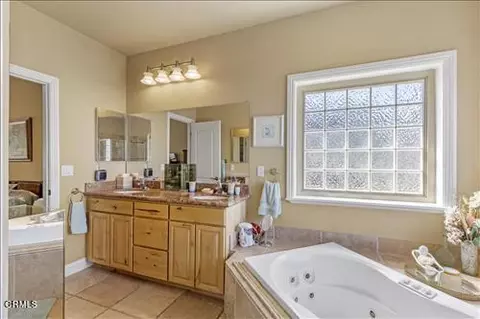 Bath - 26941 Stirrup Way, Tehachapi, CA 93561 photo 2 of 3