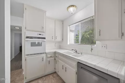 Kitchen - 1335 Edgewood Way, Oxnard, CA 93030 photo 5 of 6