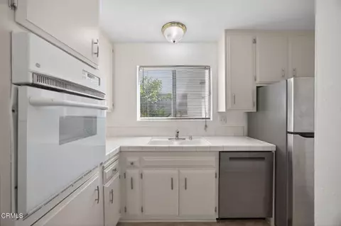 Kitchen - 1335 Edgewood Way, Oxnard, CA 93030 photo 2 of 6
