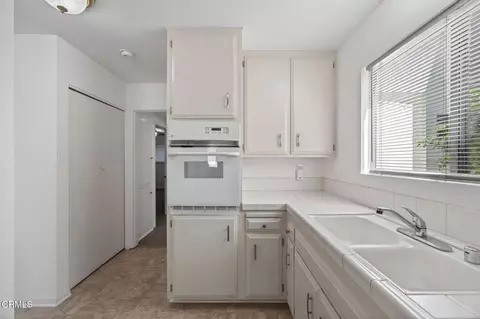 Kitchen - 1335 Edgewood Way, Oxnard, CA 93030 photo 6 of 6