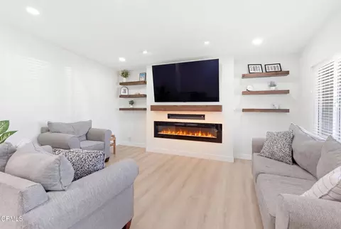 Living - 3090 Net Ct, Oxnard, CA 93035 photo 1 of 2