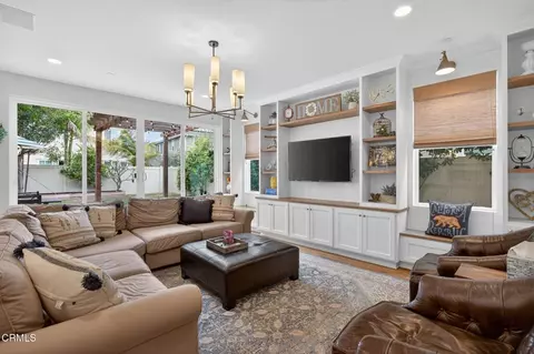 Living - 541 Owens River Dr, Oxnard, CA 93036 photo 3 of 4
