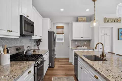 Kitchen - 541 Owens River Dr, Oxnard, CA 93036 photo 5 of 6