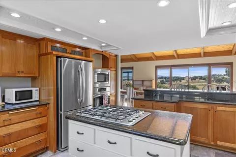 Kitchen - 20476 Old Town Rd, Tehachapi, CA 93561 photo 4 of 5