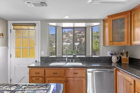 Kitchen - 20476 Old Town Rd, Tehachapi, CA 93561 photo 3 of 5