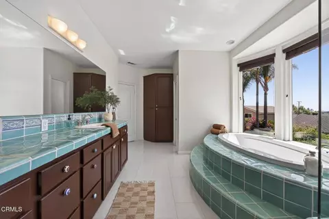 Bath - 1602 Grace Ct, Camarillo, CA 93010 photo 4 of 8