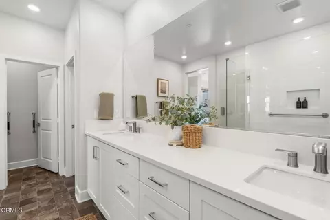 Bath - 3068 Harrison Ln, Simi Valley, CA 93065 photo 3 of 4