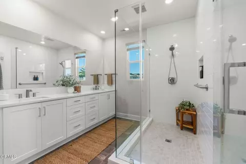 Bath - 3068 Harrison Ln, Simi Valley, CA 93065 photo 2 of 4