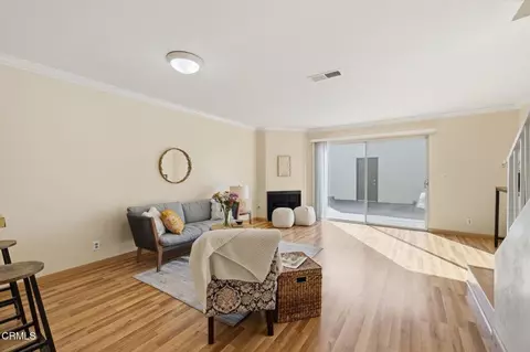 Living - 3017 Kelp Ln, Oxnard, CA 93035 photo 2 of 5