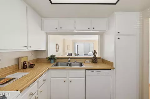 Kitchen - 3017 Kelp Ln, Oxnard, CA 93035 photo 4 of 5