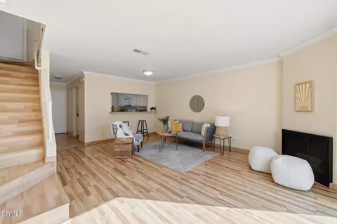 Living - 3017 Kelp Ln, Oxnard, CA 93035 photo 3 of 5
