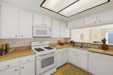 Kitchen - 3017 Kelp Ln, Oxnard, CA 93035 photo 3 of 5