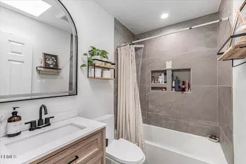 Bath - 634 E Kamala St, Oxnard, CA 93033 photo 2 of 3