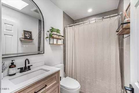 Bath - 634 E Kamala St, Oxnard, CA 93033 photo 1 of 3
