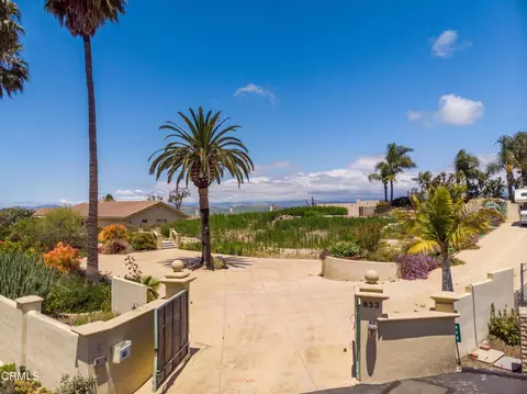 833 W Highland Dr, Camarillo, CA 93010 photo 2