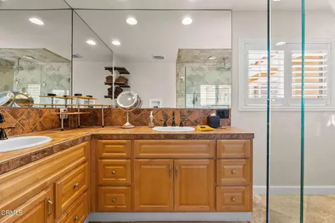 Bath - 577 Corte Aguacate, Camarillo, CA 93010 photo 2 of 4