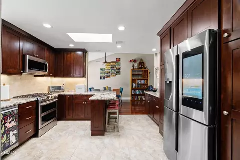 Kitchen - 577 Corte Aguacate, Camarillo, CA 93010 photo 4 of 5